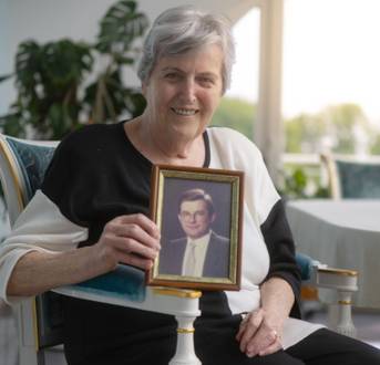 Stifterin Christel Weigelt mit Bild des verstorbenen Klaus Weigelt