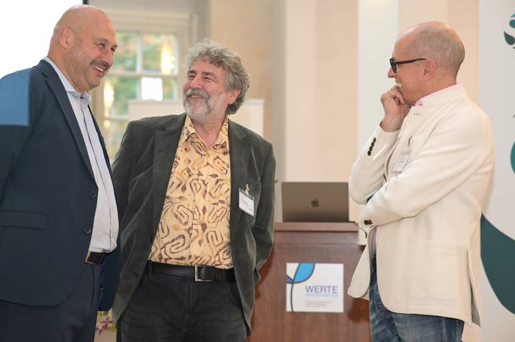 illustre Runde:  Volker Erbacher von der Diakonie Baden im Gespräch mit Sven Kaun-Feederle und einem Gast