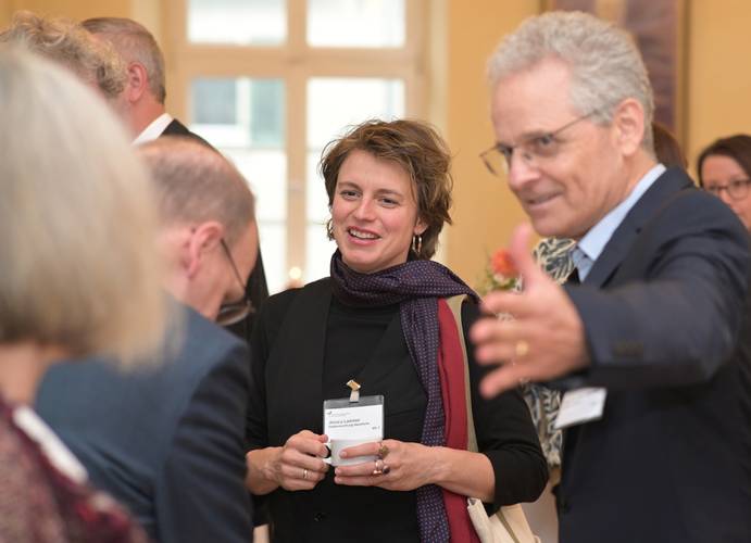 Eine Vertreterin der Diakoniestiftung Mannheim neben Pfarrer Falk von Uslar-Gleichen