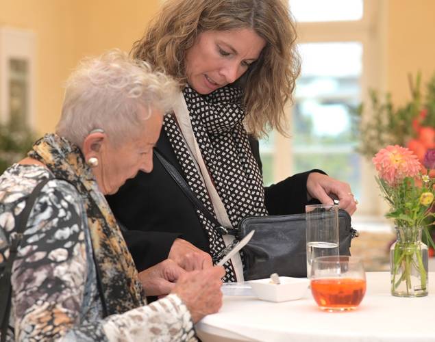 Eine Teilnehmerin im Gespräch mit Luise Bröther (Stiftung der Evangelischen Landeskirche)