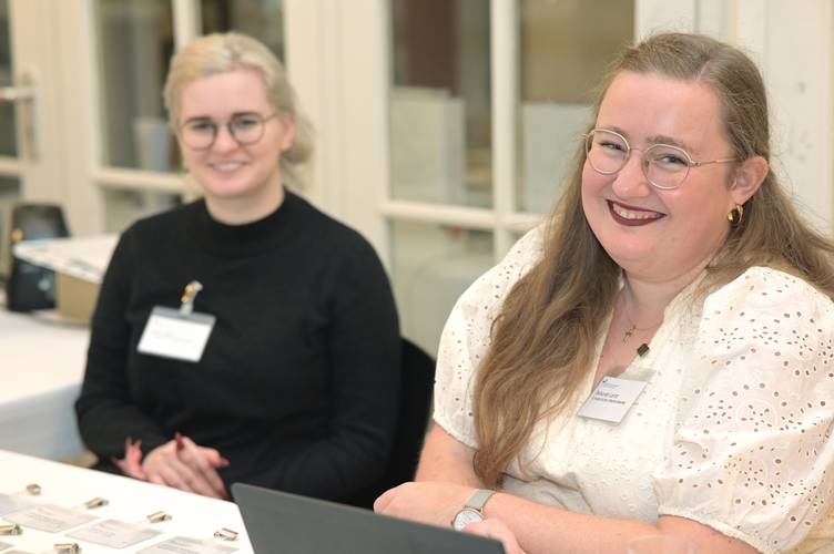 der freundliche Empfang: Deborah Loritz und Diana Koch  von der Evangelischen Landeskirche in Baden