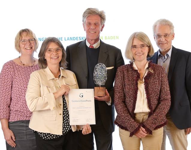 Preisträger des ersten Evangelischen GemeinSinnPreises Prof. Andreas-Norbert Fay mit Vertreter*innen der Fay´schen Stiftung