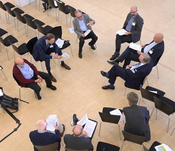 vertieft im Austausch