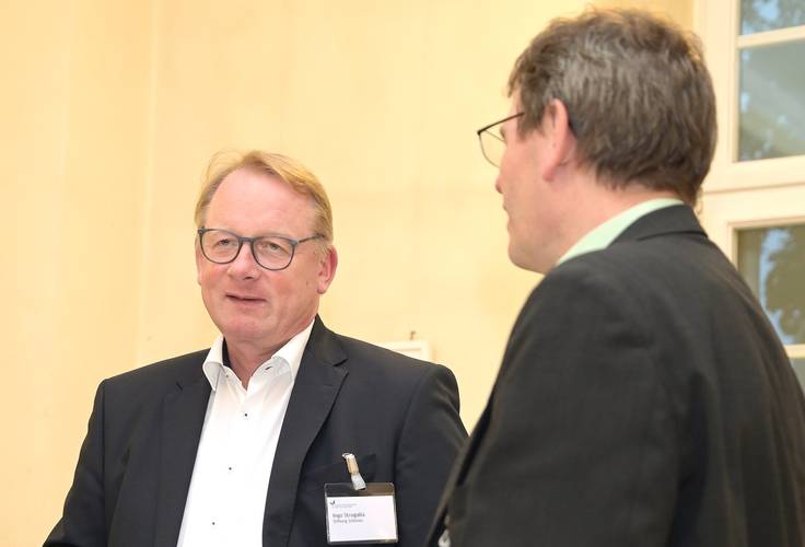 Ingo Strugalla von der Stiftung Schönau mit Dekan Dr. Christof Ellsiepen