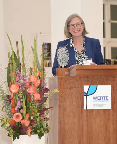 Preisübergabe durch Prälatin Heide Reinhard