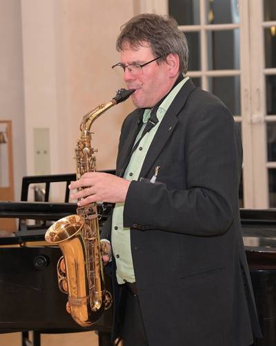 am Saxophon Dekan Dr. Christof Ellsiepen