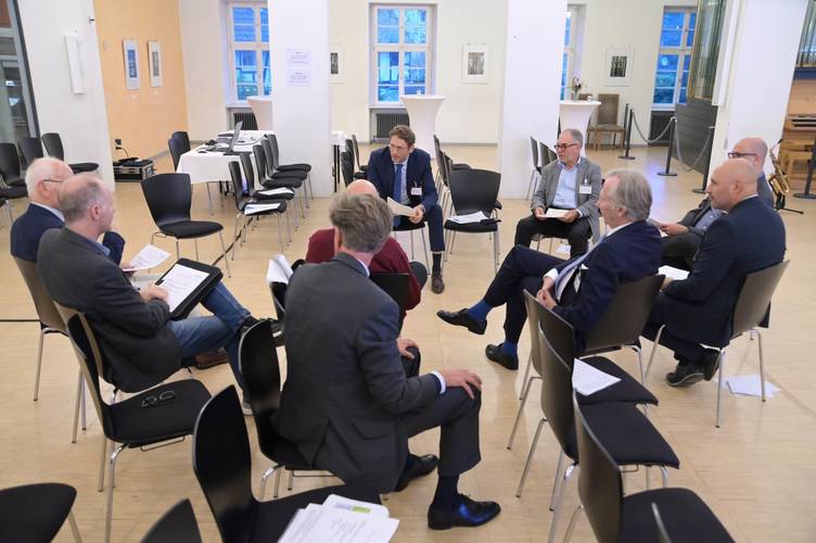 Workshop-Referenten OKR Martin Wollinsky und Prof. Dr. Martin Weiblen im Austausch