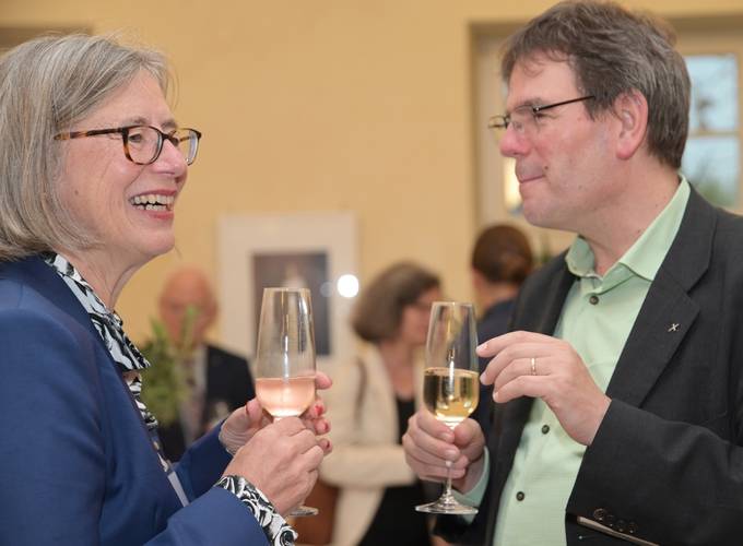 Prälatin Heide Reinhard im fröhlichen Gespräch mit dem Heidelberger Dekan Dr. Christof Ellsiepen