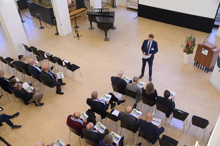 Referent Oberkirchenrat Martin Wollinsky und Teilnehmende