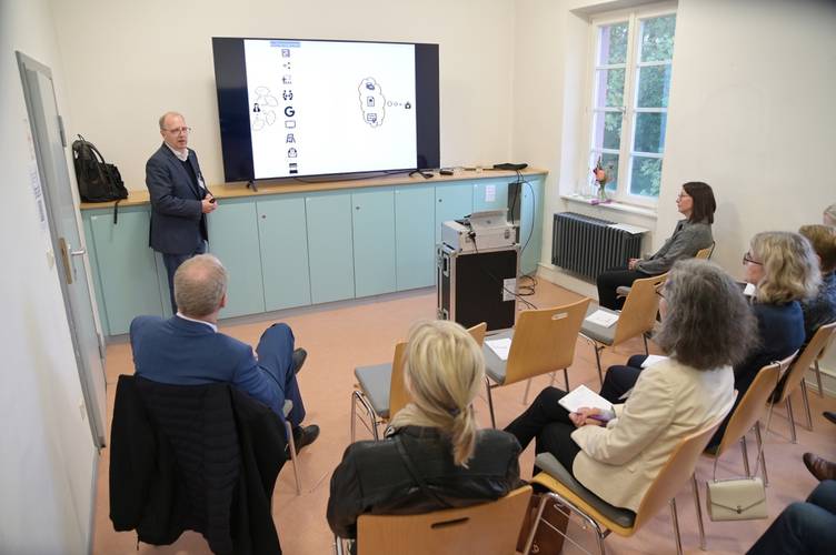 Sebastian Carp als Workshopreferent mit Teilnehmenden